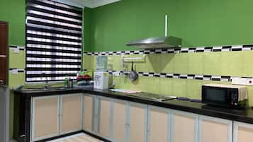 Basic House | Dapur berkongsi | Peti sejuk, meja makan 