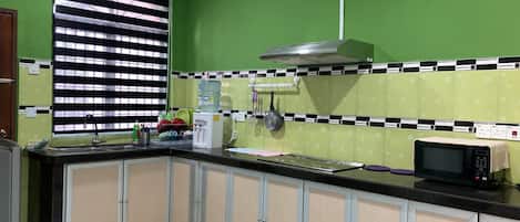 Basic House | Shared kitchen | Fridge, dining tables