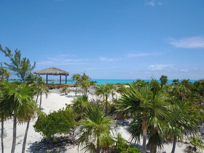 KeyLime Cottage: Beachfront vacation house, Tropic of Cancer beach, Little Exuma