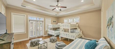 4 habitaciones, escritorio y tabla de planchar con plancha