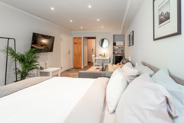 2 bedrooms, desk, iron/ironing board, free WiFi