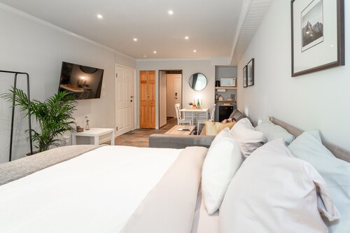 Modern 2 Studio lock-off w/ free parking & 5 min walk to the gondola and/or lake