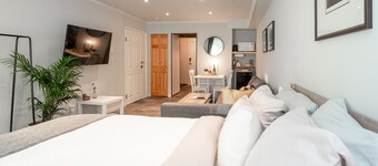 Modern 2 Studio lock-off w/ free parking & 5 min walk to the gondola and/or lake
