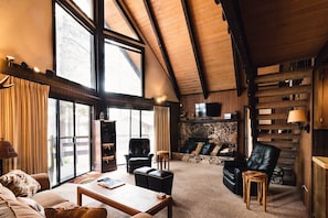 Smart TV, chimenea, futbolito y libros