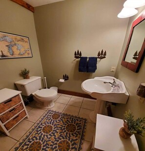 Ducha, bañera de hidromasaje, secador de pelo, toallas