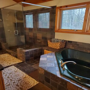 Een douche, een bubbelbad, een haardroger, handdoeken