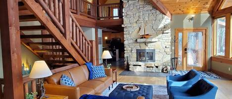 Fernseher, Kamin, DVD-Player, Stereoanlage