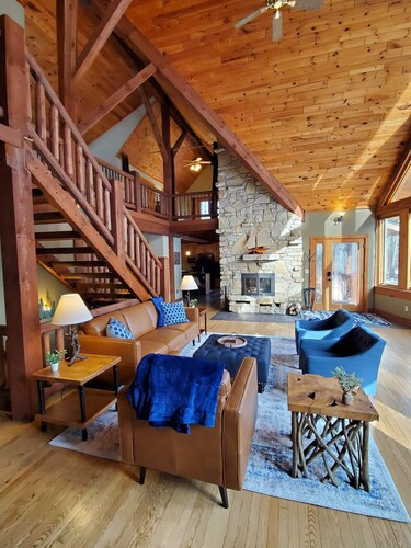 Timber Lodge on Large Wooded Lot mid Door County