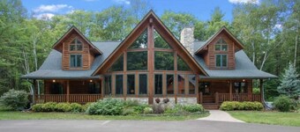 Timber Lodge on Large Wooded Lot mid Door County