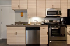 Frigorífico, microondas, horno y placa de cocina