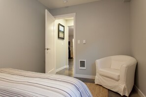 2 habitaciones, tabla de planchar con plancha y cuna de viaje 
