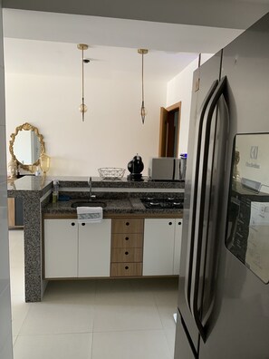 Geladeira, micro-ondas, cooktop, cafeteira/chaleira