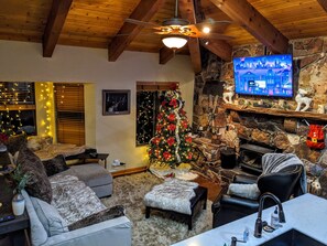 Een smart-tv, een open haard, Netflix en streamingdiensten