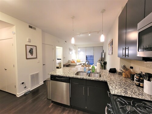 Executively Appointed Condo, w/resort amenities, IND GAR, Pool, Gym+ Biz Lounge