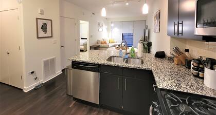 Executively Appointed Condo, w/resort amenities, IND GAR, Pool, Gym+ Biz Lounge