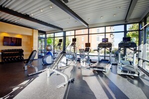 Fitness facility - Executively Appointed Condo, w/resort amenities, IND GAR, Pool, Gym+ Biz Lounge (Evanston)