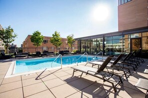 A rooftop pool, a heated pool - Executively Appointed Condo, w/resort amenities, IND GAR, Pool, Gym+ Biz Lounge (Evanston)