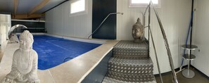 A swimming pool with a Buddha statue, a metal ladder, and a statue of a Buddha on a staircase. - Belle Villa 2h private relaxation area included in nightly rate (Équilly)