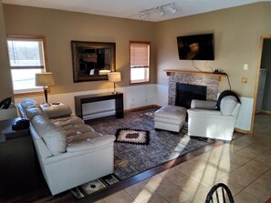 TV, fireplace - Country Oasis (Hillsboro)