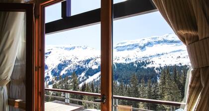 Luxury penthouse 2-bedroom apartment with fireplace and stunning views