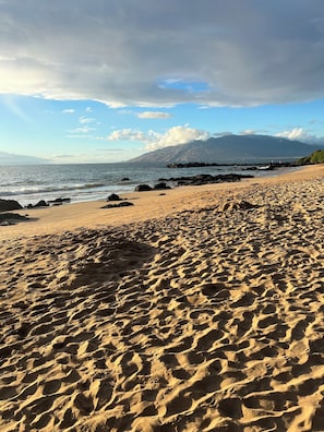 Playa en los alrededores, camastros y toallas de playa