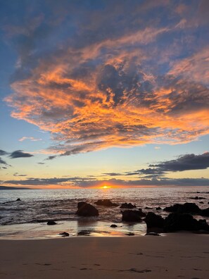 Ranta lähistöllä, aurinkotuoleja, rantapyyhkeitä