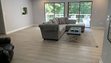 Een smart-tv, een open haard, tafelvoetbal en boeken