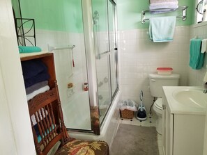 Combinació de dutxa i banyera, assecador de cabells, tovalloles i sabó