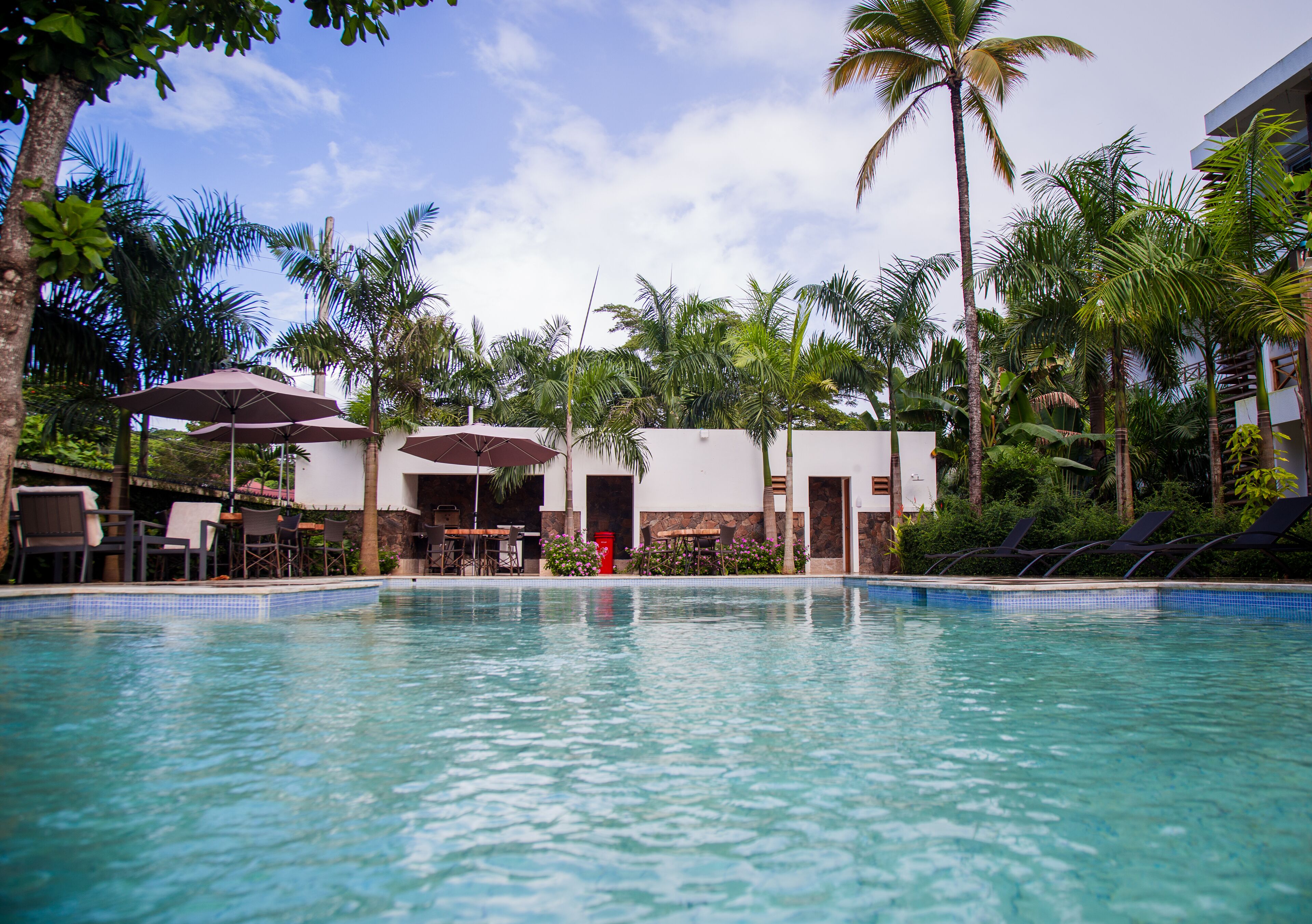 Una piscina al aire libre