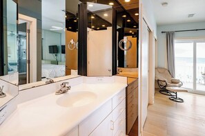 4 bedrooms, iron/ironing board, travel crib, free WiFi