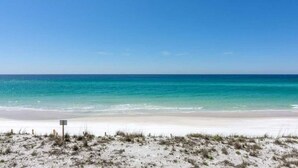 Una platja amb aigua turquesa i sorra blanca.