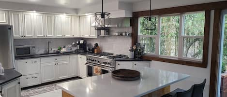 Refrigerador, microondas, horno, placa de cocina