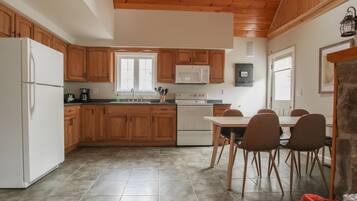 KylskÄp, mikrovÄgsugn, ugn och spishÀll