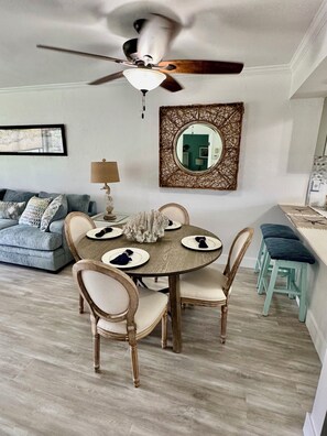 Dining - Sandy Feet Retreat Unit 108 at Runaway Bay.  1 min walk to beach. (Bradenton Beach)