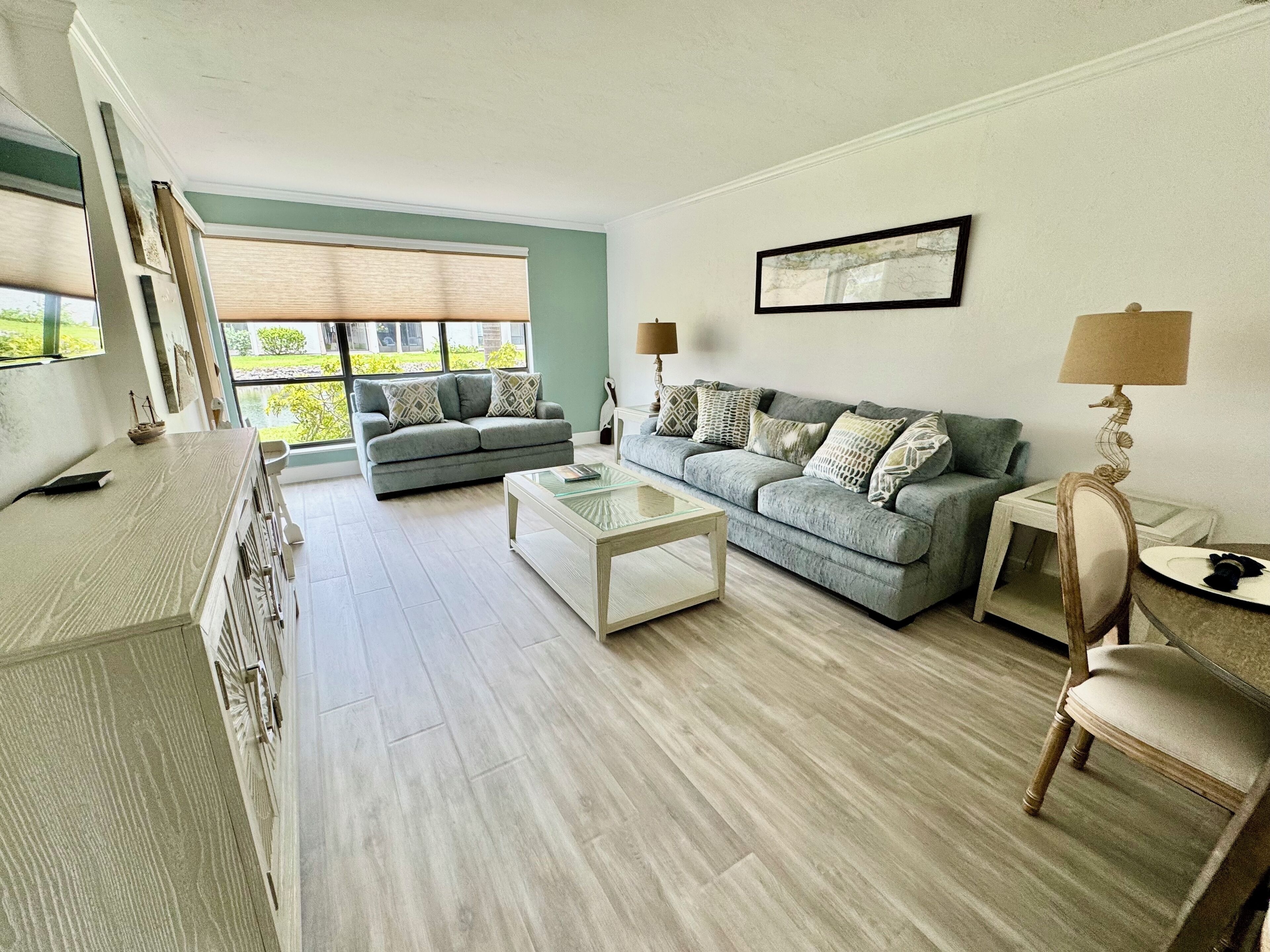 Téléviseur connecté, lecteur de DVD, livres, chaîne audio