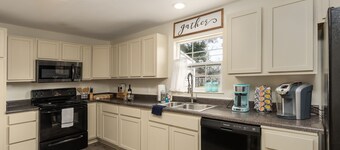 Blue Crab Sleeps 10 Close to downtown and beach