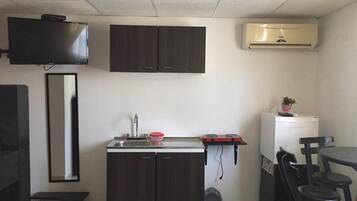 Fridge, coffee/tea maker, cookware/dishes/utensils, dining tables