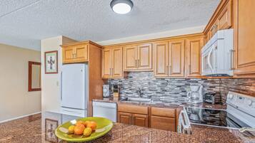 Køleskab, mikrobølgeovn, ovn, kogeplade