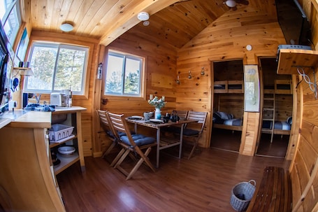 2 bedrooms, WiFi, bed sheets. Woodview Cottage - Myers Cave Resort