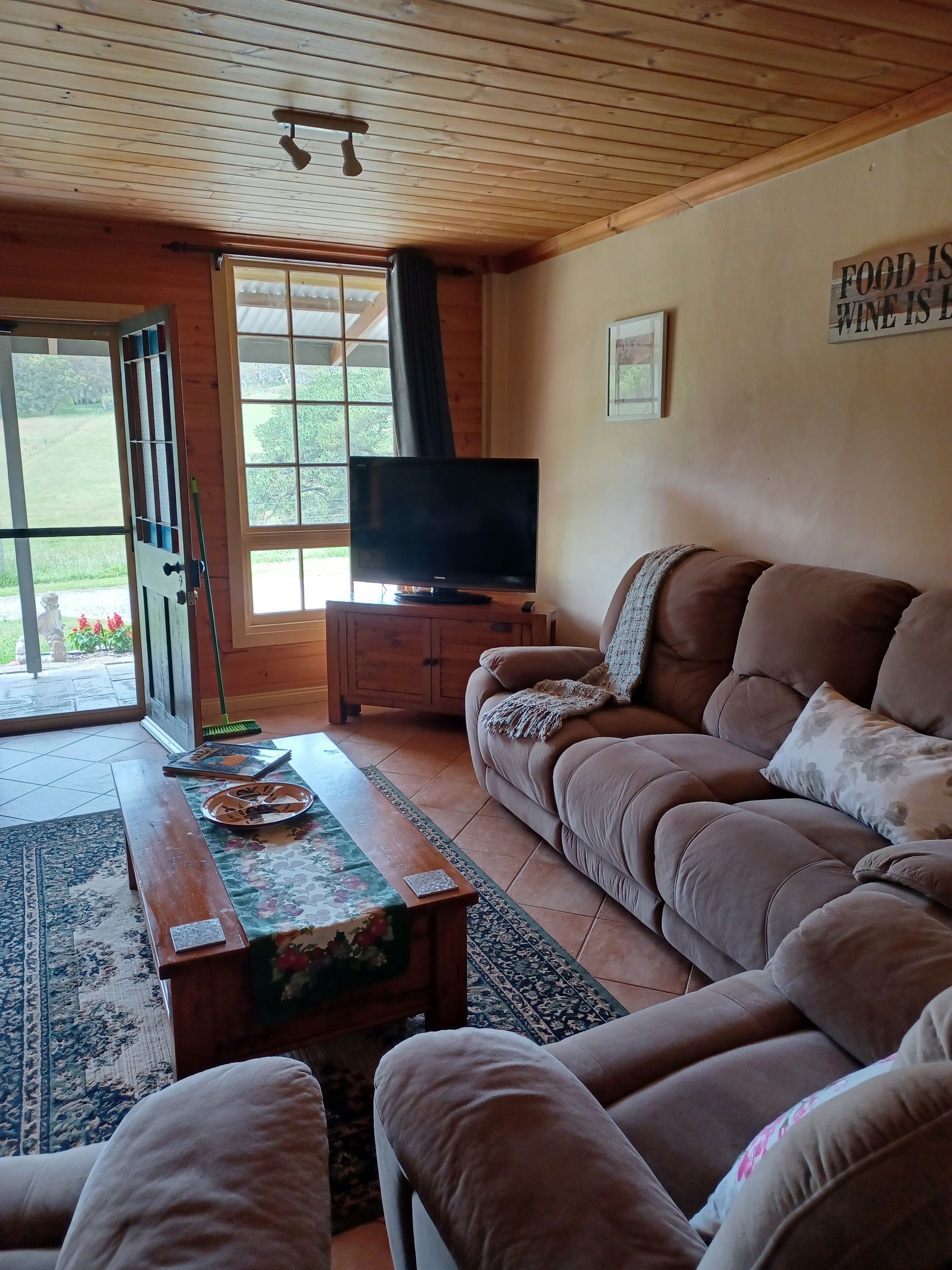 Una televisión, un reproductor de DVD, libros, una biblioteca de música