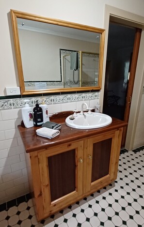 Dusche, Handtücher, Seife, Shampoo