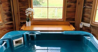 Nowhere Else Cottage with private spa.
Unique farm stay.
