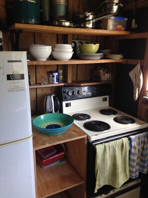 Fridge, cookware/dishes/utensils