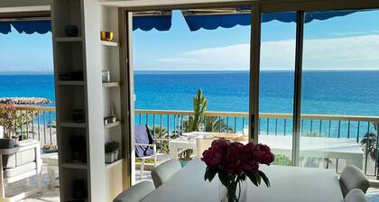Luxurious waterfront apartment with sea view and mountain view near the racecourse