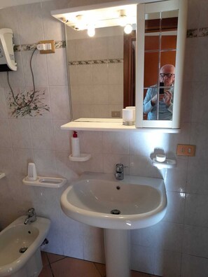 Douche, sĂšche-cheveux, bidet, serviettes fournies
