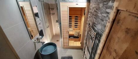 Shower, hair dryer, bidet, towels