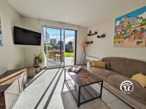 TV - "Charming Cottage with Private Observatory, Terrace & Garden in Origné" (Origne)