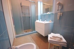 Douche, séchoir à cheveux, bidet, serviettes fournies
