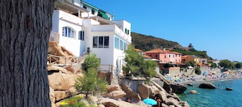"CASA POMONTE" ON THE SEA with PRIVATE PARKING SPACE