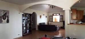 Télévision, lecteur de DVD, livres, chaîne hi-fi